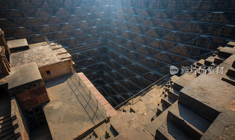 印度拉贾斯坦邦阿巴涅里著名最深的Chand Baori台阶井的石阶。梯级井，通过一组梯级下降到水平面到达水的井